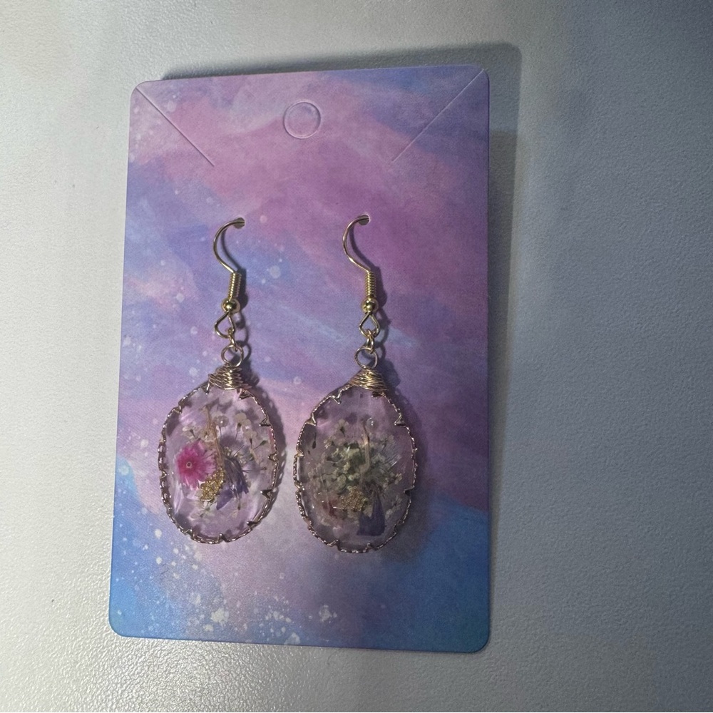 Resin floral gold stainless steel hook earrings - Picture 3 of 4